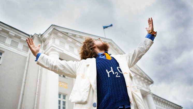 Hull Teadlane Tartu Ülikooli peahoone ees käsi õhku laiutamas.